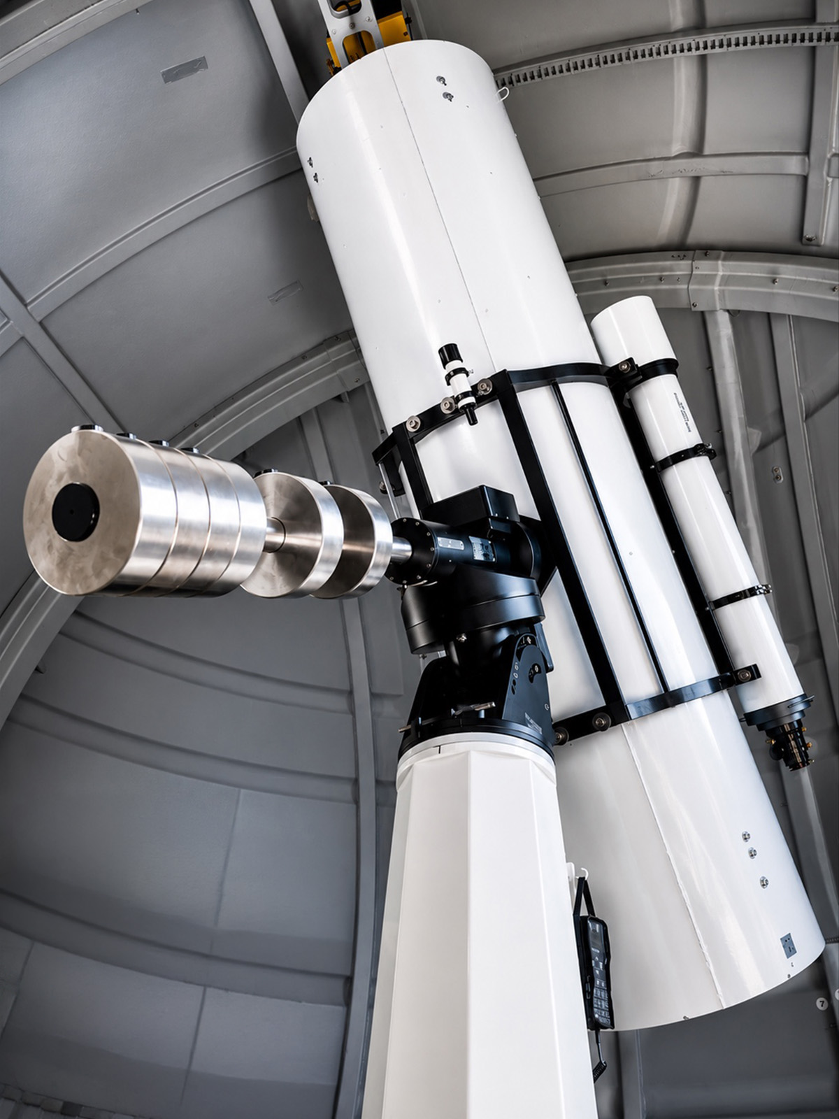 The Meade 178ED APO EMC mounted in parallel with the Newtonian reflector